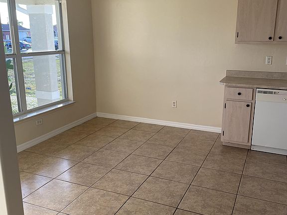 3rd image of 829 NE 15th Ln