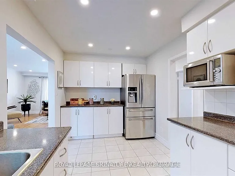 17 Baroness Cres #UPPER — Photo 16
