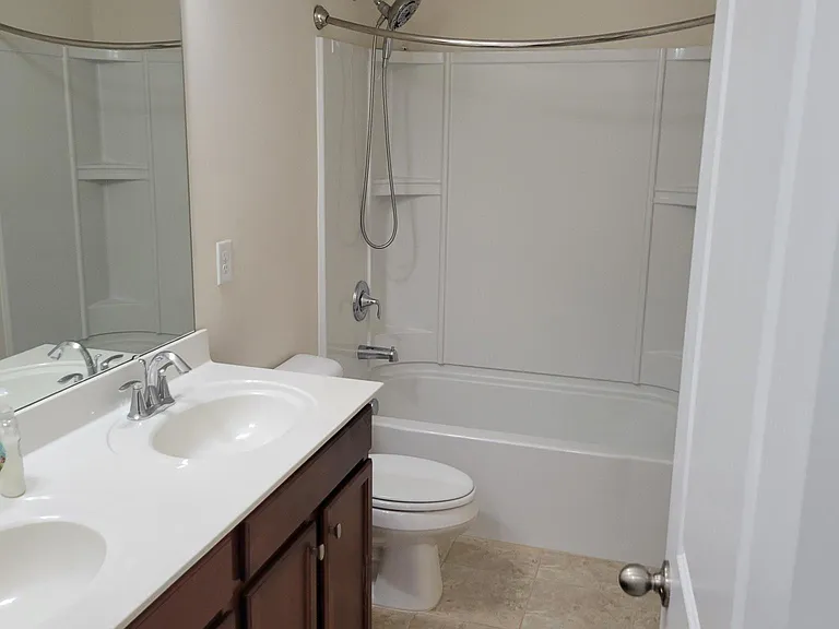 Common Bath (Upstairs)