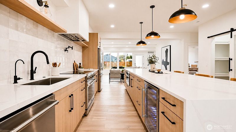 4th image of 807 2nd Avenue N