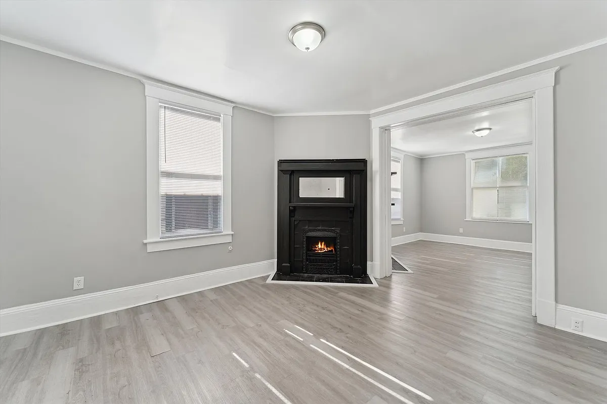 Building Photo - 1021 E 39th St