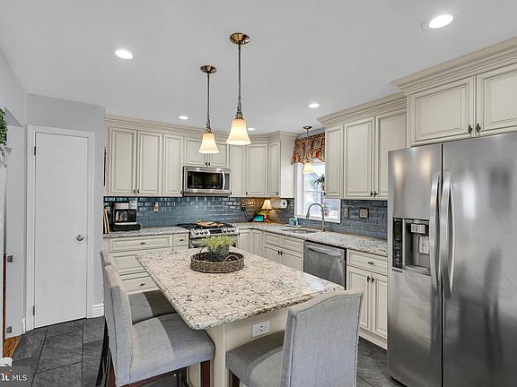 3rd image of 556 Duchess Ct