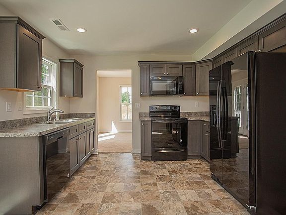 4th image of 171 Stratford Pl