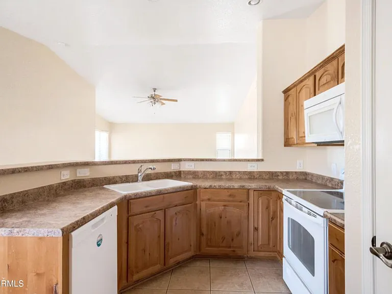 3389 Yosemite Ct — Photo 2