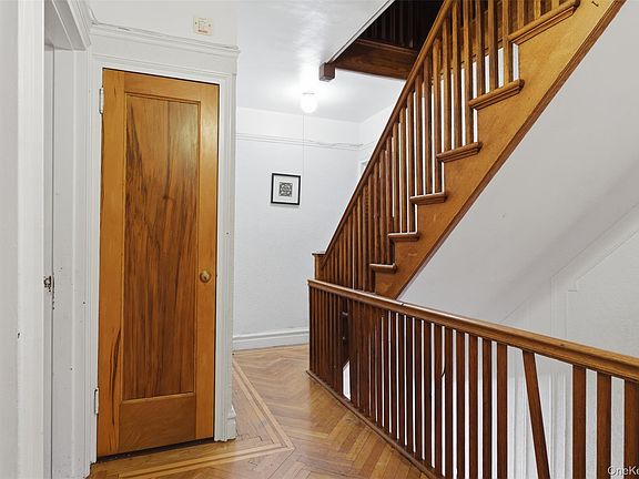 5th image of 128 Parkway N