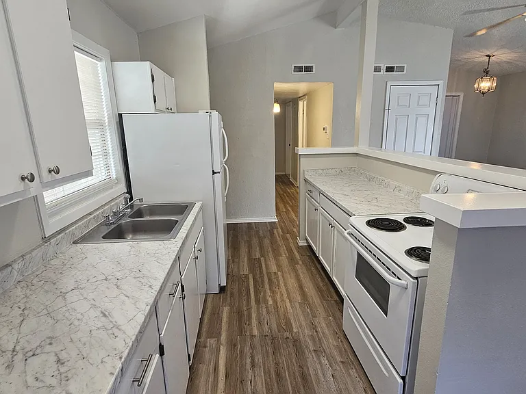 1006 S Plains Park Dr — Photo 7