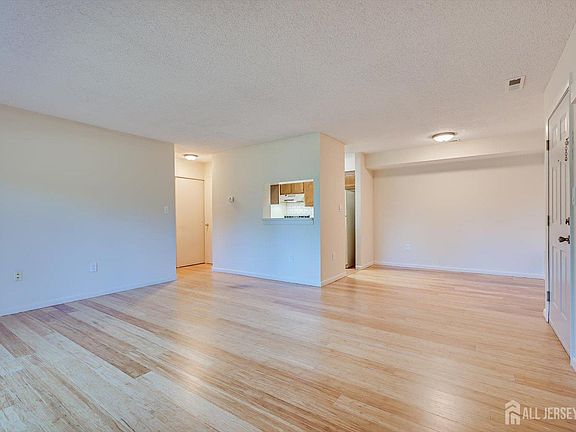 4th image of 115 Ravens Crest Dr