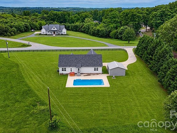 4th image of 879 Doggett Rd