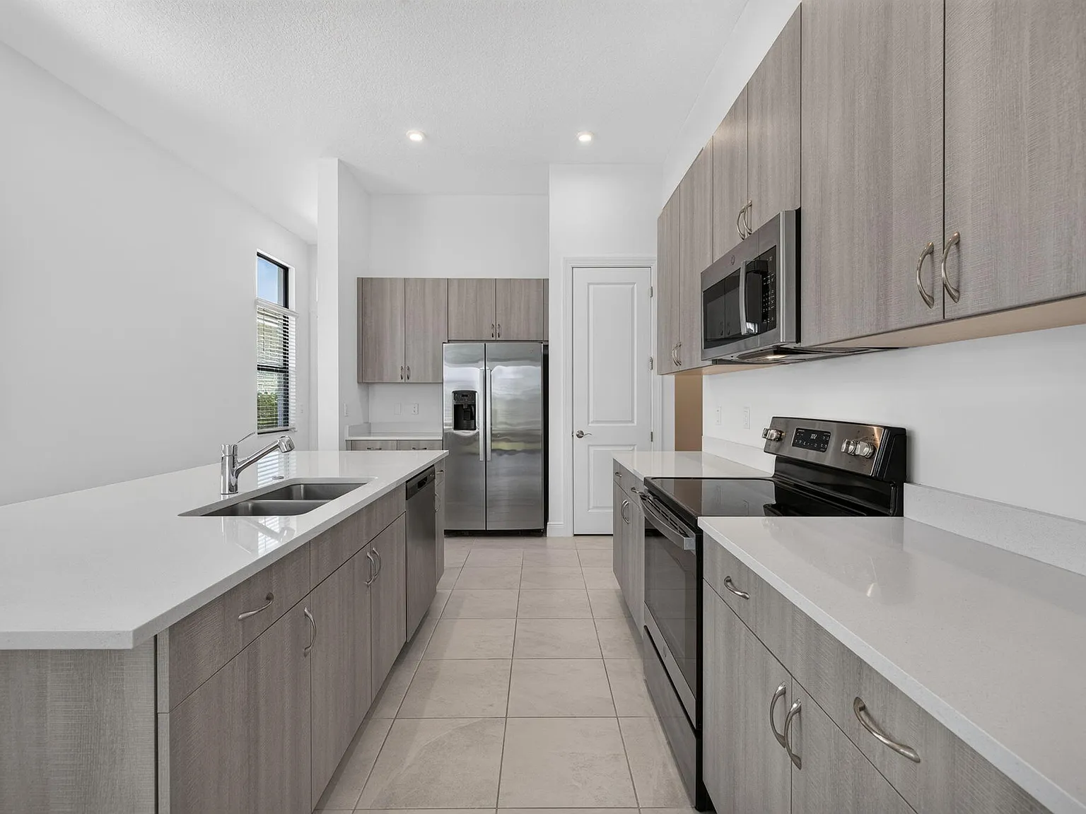 3 bed, 2.0 bath, 1723 sqft, $5,500 — Photo 3