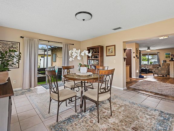 5th image of 586 SE Maple Terrace
