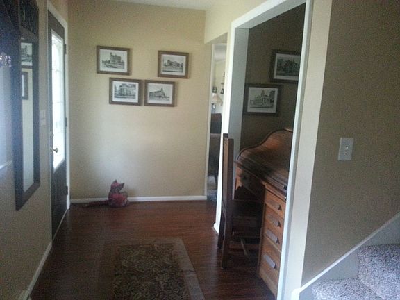 Foyer
						:
						A welcoming entrance to the home