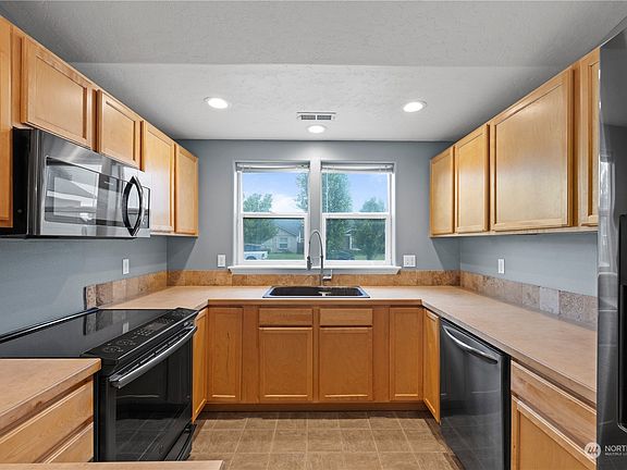 4th image of 1628 E Truman Drive