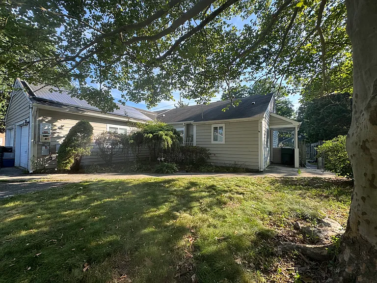 910 James Ct — Photo 11