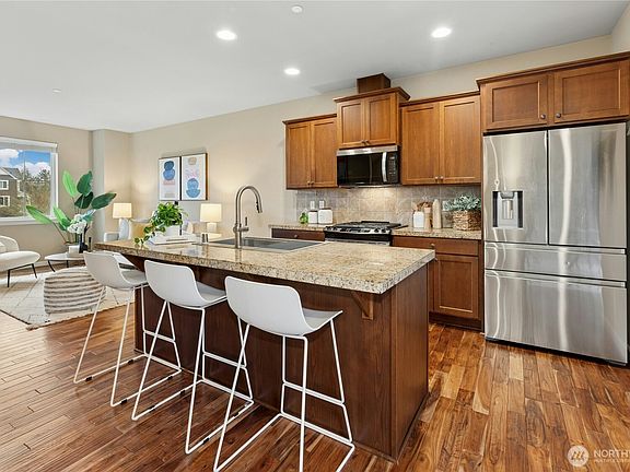 5th image of 909 4th Avenue NE