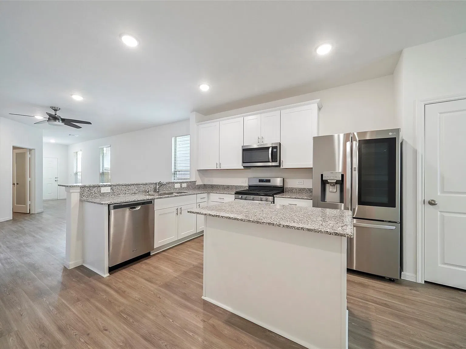 3 bed, 2.0 bath, 1560 sqft, $1,795 — Photo 2