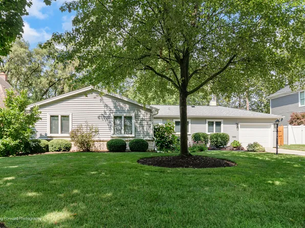 305 Brookside Cir, Wheaton, IL 60187