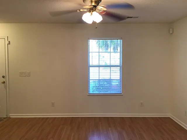 323 Aberdeen Cir — Photo 9