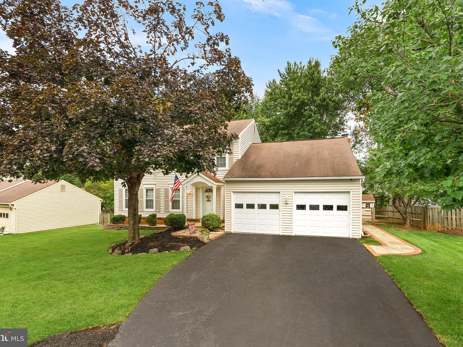 4 bed, 2.5 bath, 2304 sqft, $4,000 — Photo 4