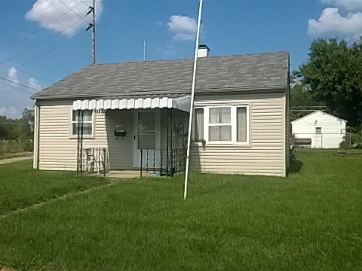 2 bed, 1.0 bath, 725 sqft, $975 — Photo 1