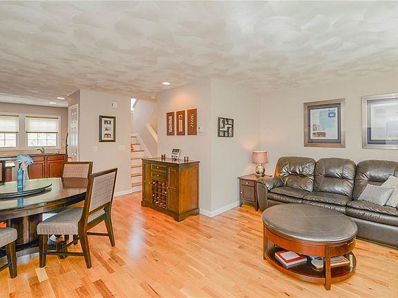 4th image of 881 Greenwich Ave Unit E24