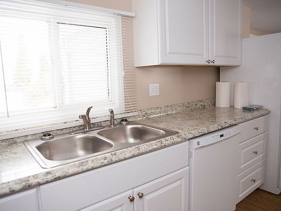 3rd image of 1103 E Bennett Ave