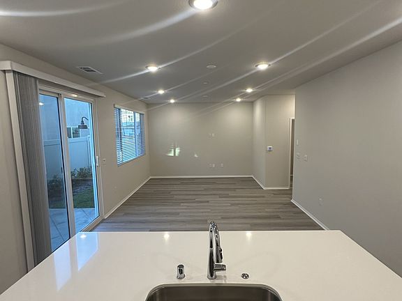 5th image of 2059 Bergamot St