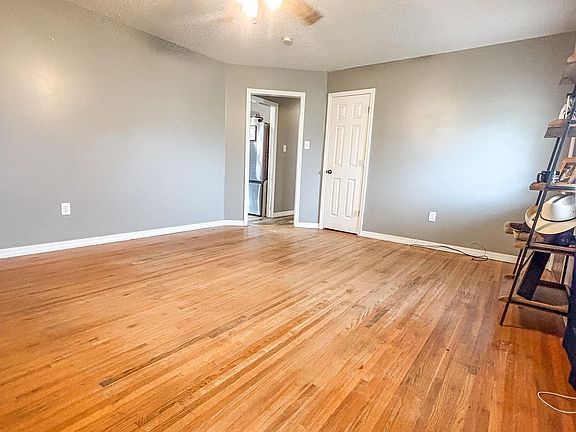 3rd image of 805 S Spring St