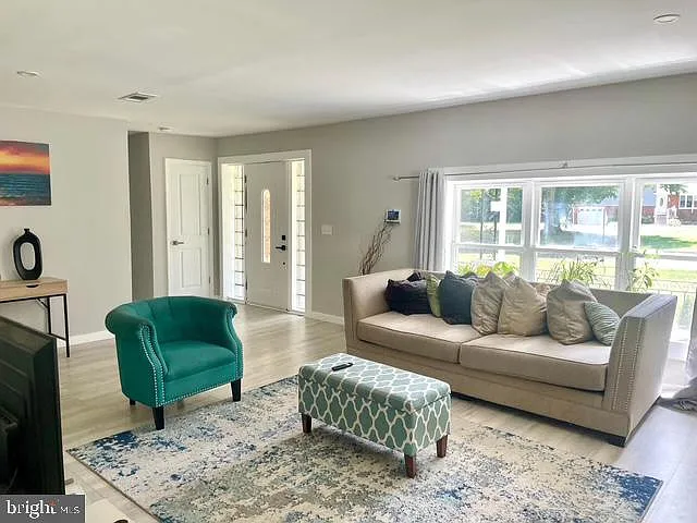 4 bed, 2058 sqft, $3,600 — Photo 4