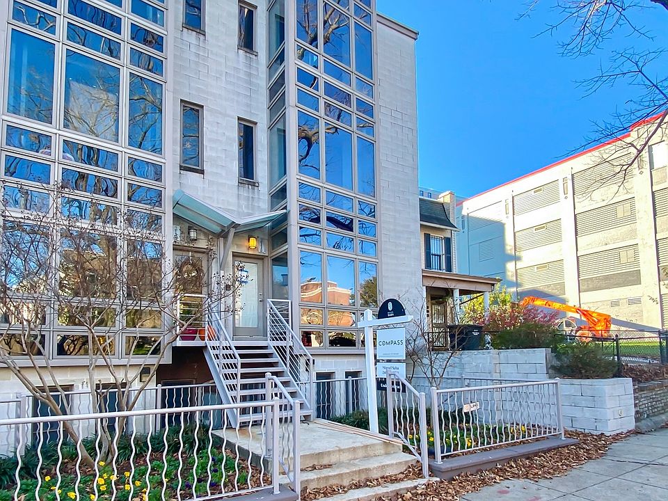 Entrance on R ST NE