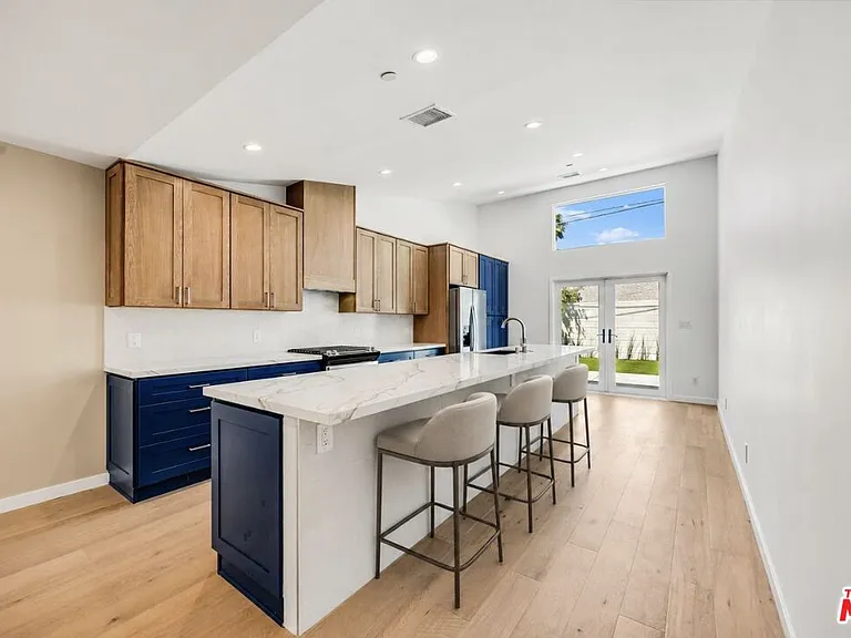 7933 Zelzah Ave — Photo 38
