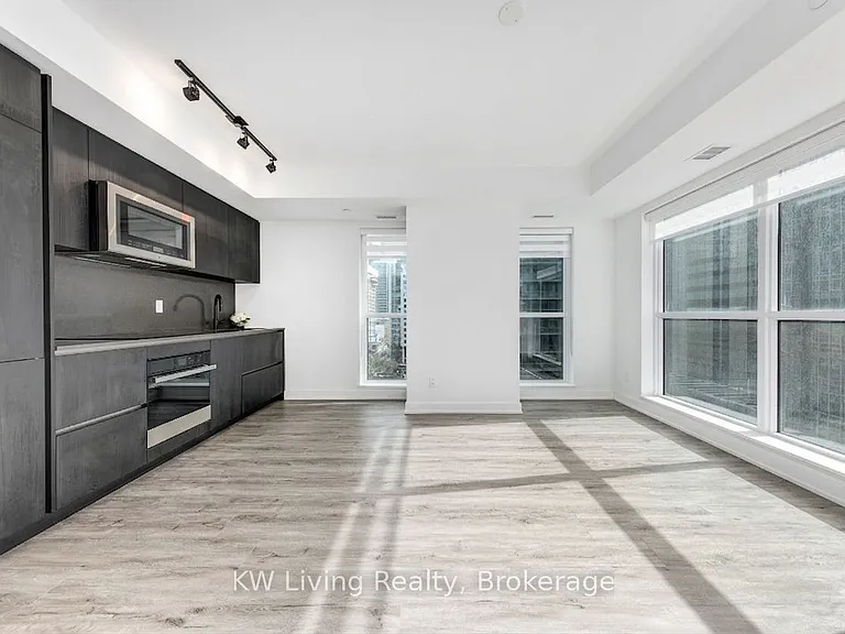 327 King St W #1302 — Photo 3