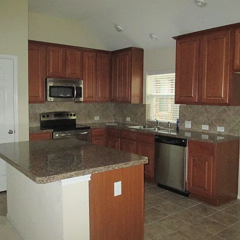 Cozy 3 bedroom home with walk-in closets! — Photo 2