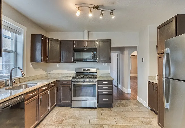 4435 N Clay St — Photo 12