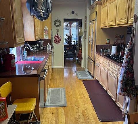 4th image of 955 Asbury St