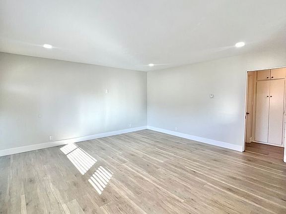 4th image of 1001 East Broadway