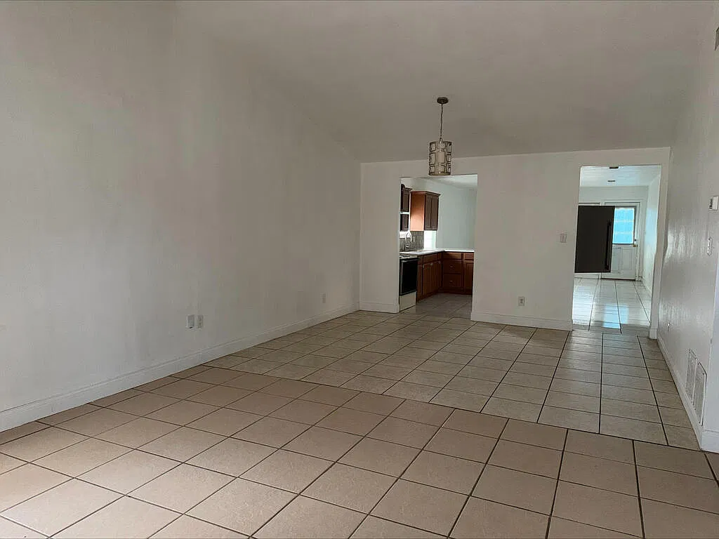 3 bed, 2.0 bath, 1408 sqft, $2,000 — Photo 3