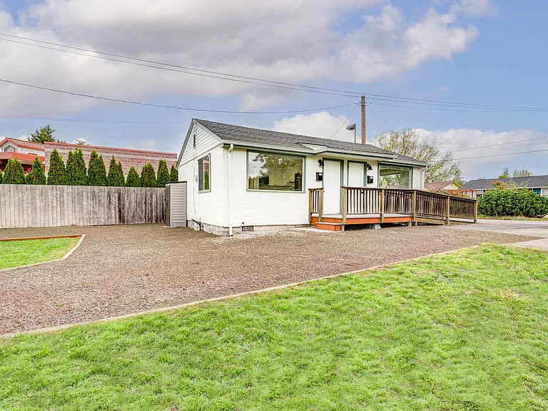 495 SE Maylor St — Photo 3