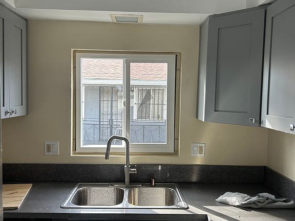 5th image of 721 W 81st St APT 2