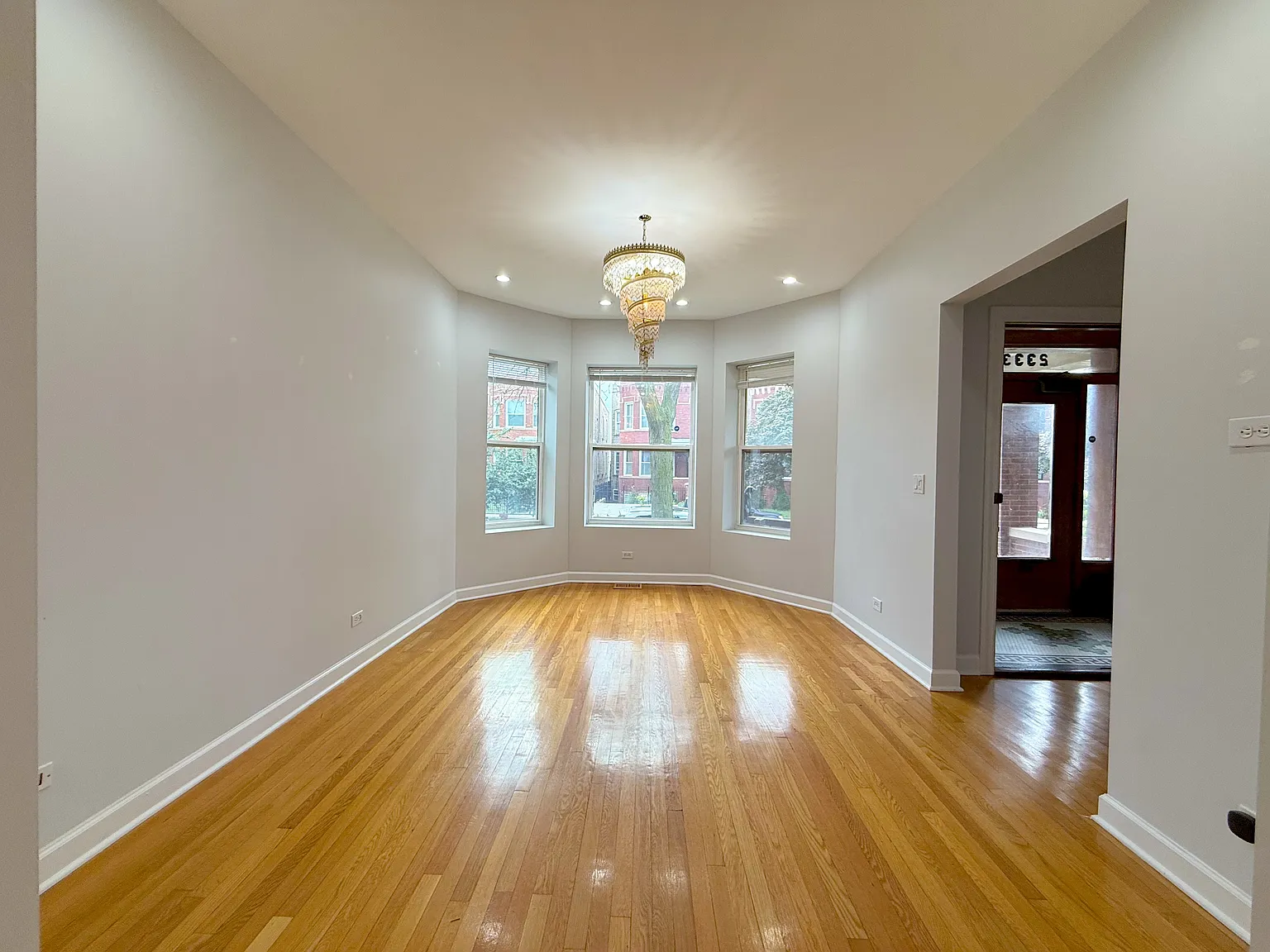 3 bed, 1100 sqft, $2,200 — Photo 3