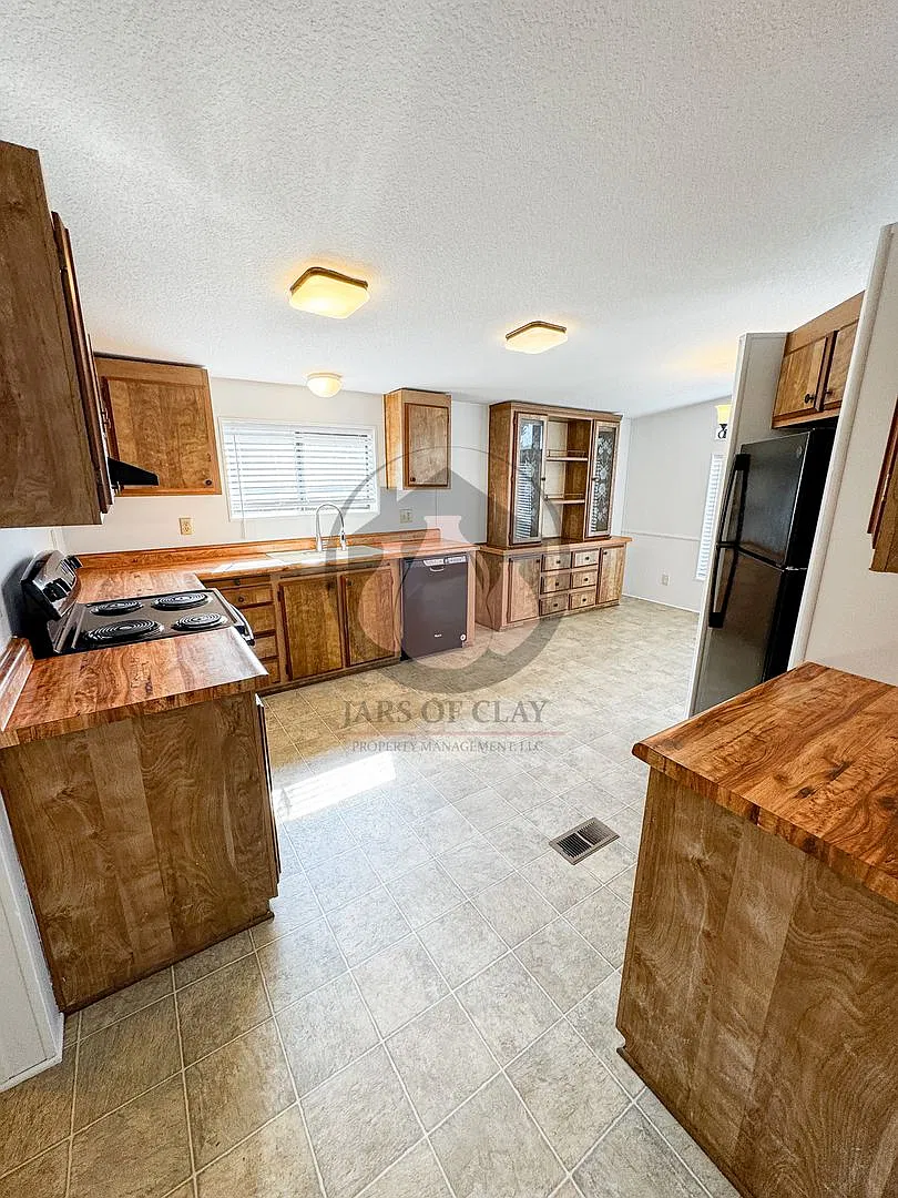 Charming Single-Level 2BR/2BA Woodburn Home | Attached Garage! — Photo 4