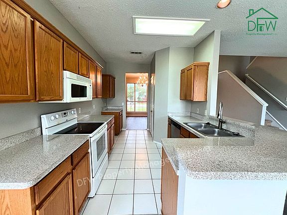 4th image of 2805 Crater Lake Ln