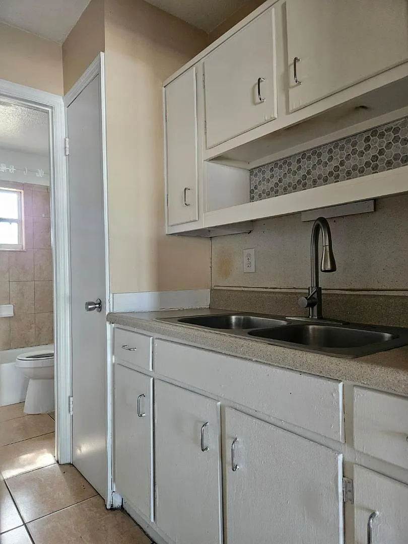 1000 E Magnolia Ave - A — Photo 2