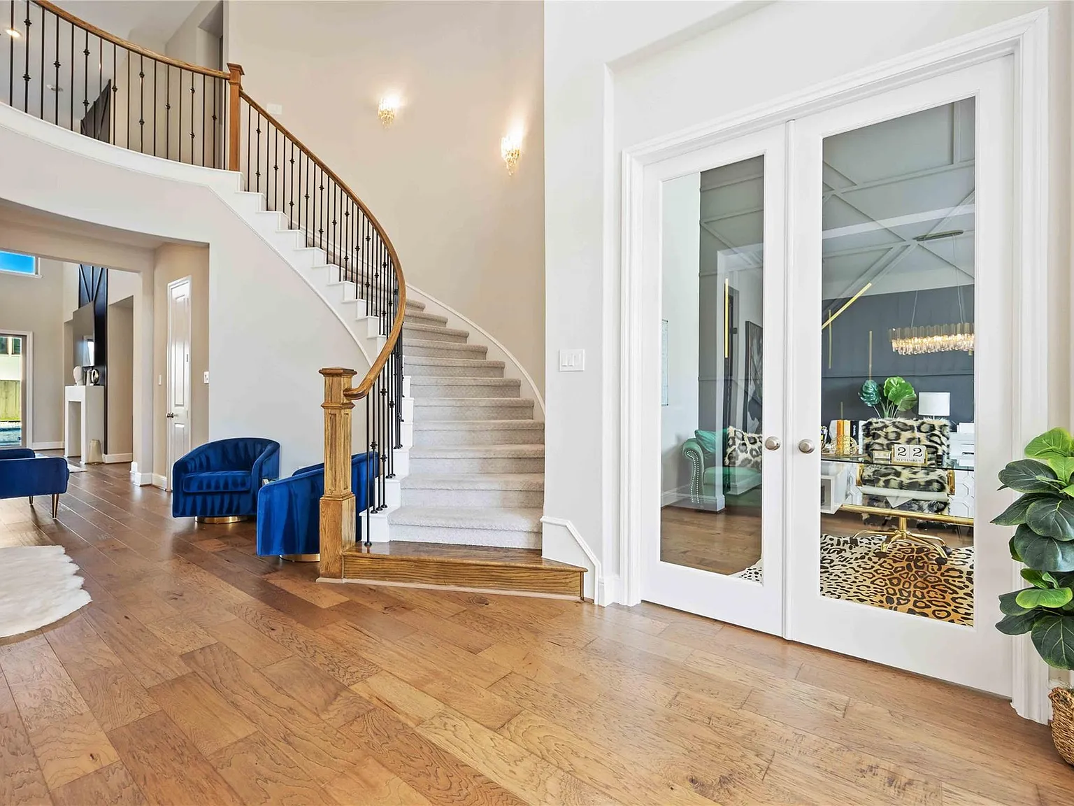 5 bed, 7.0 bath, 5236 sqft, $9,700 — Photo 4