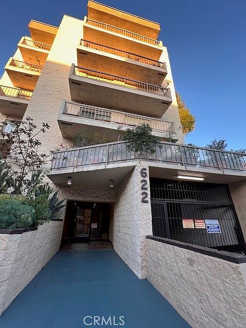 1st image of 622 S Barrington Ave APT 302
