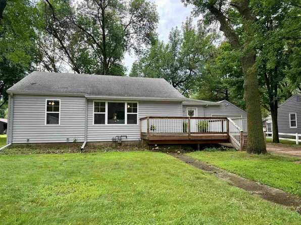 907 9th St, Spirit Lake, IA 51360