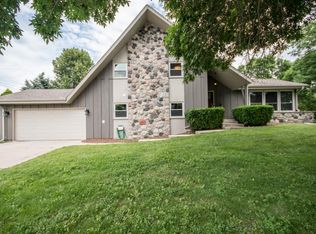 4172 N 98th St, Wauwatosa, WI 53222