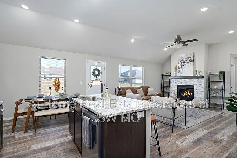 4 bed, 2.0 bath, 1667 sqft, $2,080 — Photo 2