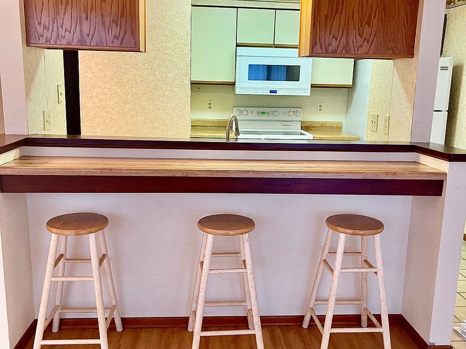 Island has sink and dishwasher