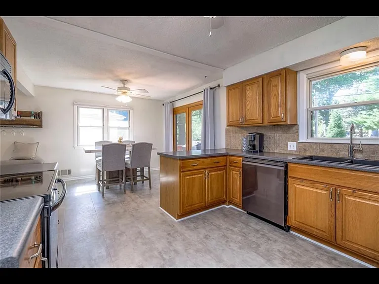 9110 Farley Ln — Photo 23