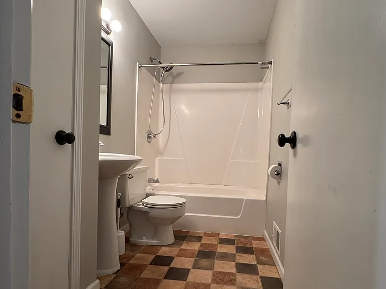 1326 Nelson St — Photo 8
